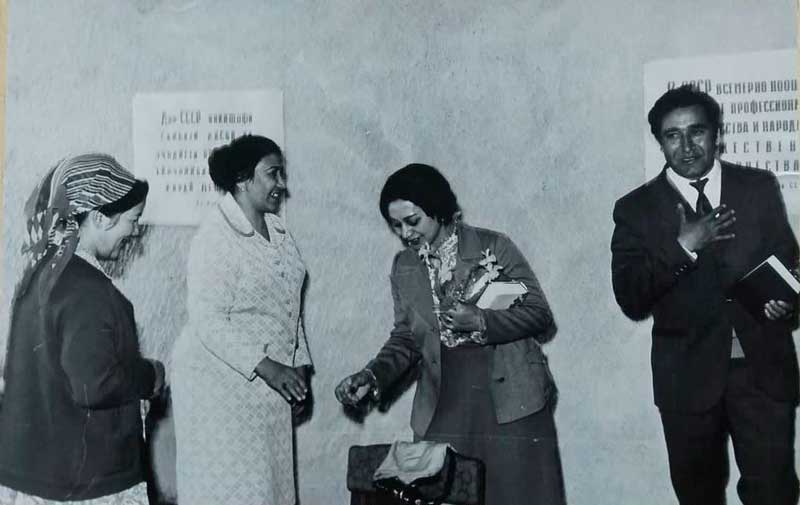 Китобхона-дар-аксҳо