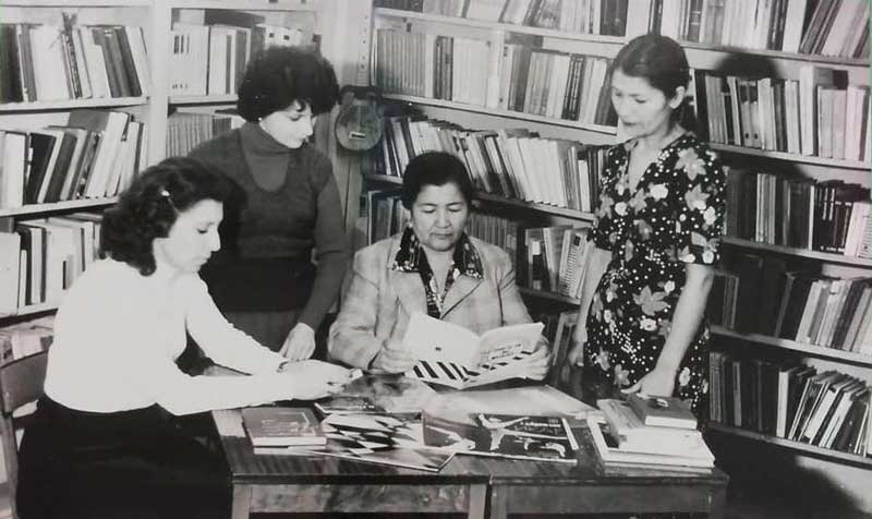 Китобхона-дар-аксҳо