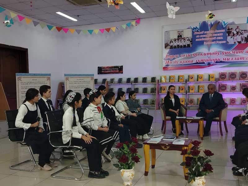 Дар суҳбати адиб