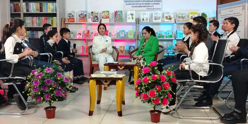 Дар суҳбати адиб