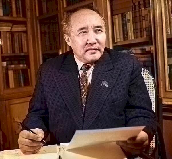 Мухтор Авезов