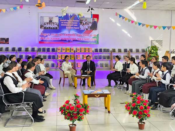 Дар суҳбати адиб